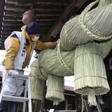 来年はもっといい年に　日光の森友瀧尾神社　巨大しめ縄を掛け替え奉納