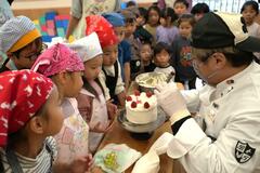 ケーキ作りで笑顔の和