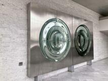 ゆがんだ姿が鏡に映る