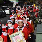 サンタやトナカイが「子どもの貧困撃退！」　宇都宮・オリオン通り周辺で300人がパレード