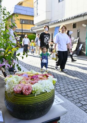 店先に飾られた花手水