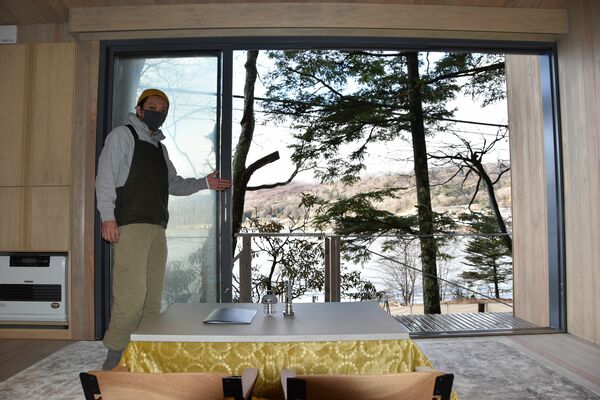 中禅寺湖が望めるグランピング施設の部屋