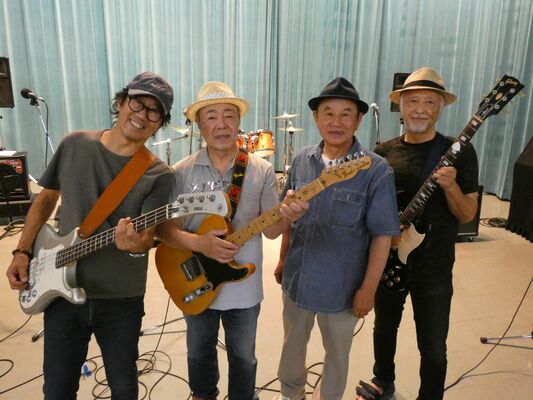 本番に向けて音合わせをする発起人の鴻巣さん（左端）ら「ＯＧサウンズ」のメンバー