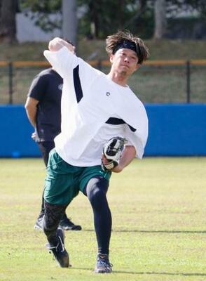 　キャッチボールをするオリックス・岩崎＝沖縄県読谷村