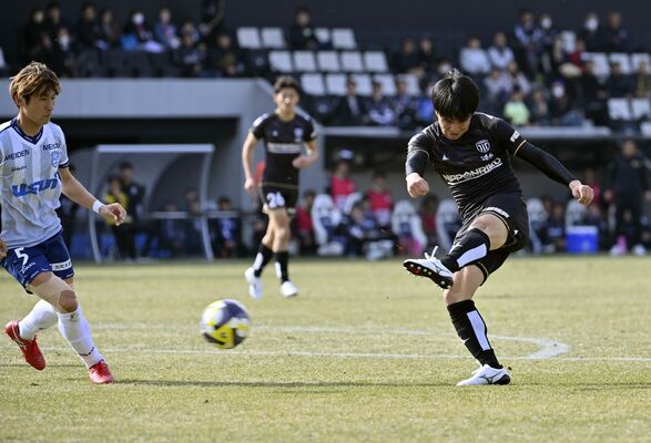 前半20分、栃木シティのＦＷ関野（右）がシュートを放つ＝ＣＦＳ、森田大地撮影