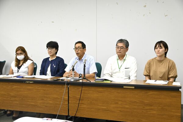 記者会見で県内フードバンクの窮状を訴える県フードバンク連絡協議会の君嶋会長（中央）ら＝28日午後、県庁