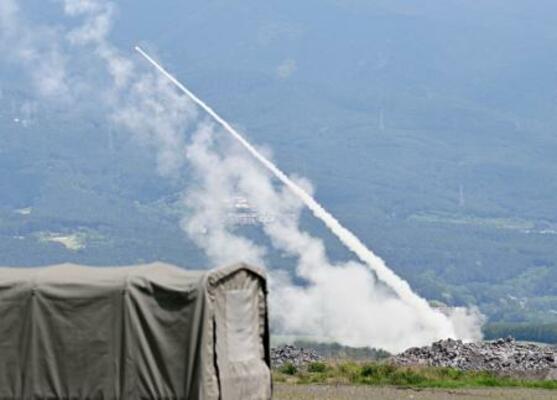 　米軍が実施した高機動ロケット砲システム「ハイマース」の射撃訓練＝２０日午後１時２０分、静岡県の陸上自衛隊東富士演習場