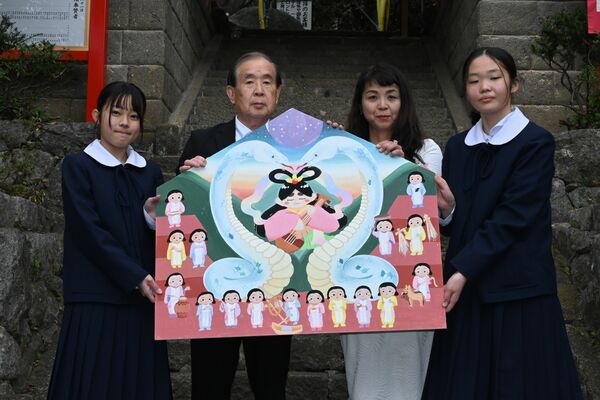 絵馬を制作した坂本さん（右端）、園部さん（左端）と受け取った尾花委員長（左から２人目）
