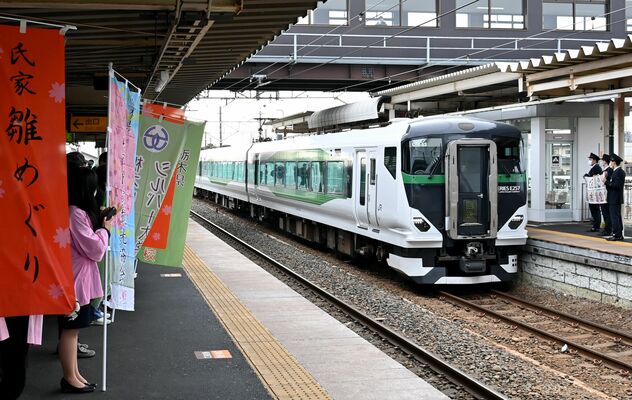 初日に合わせ運行した「氏家雛めぐり号」＝４日午前10時26分、さくら市氏家