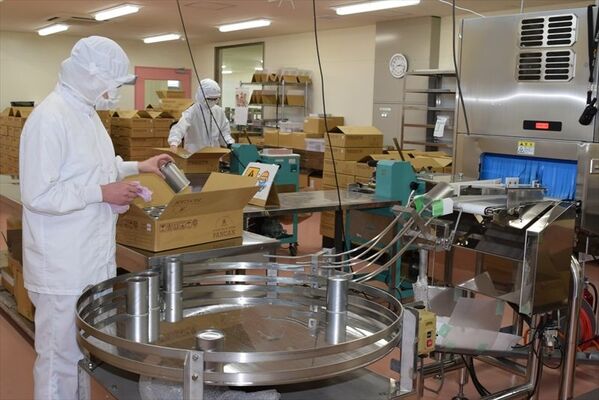 フル生産に入っている缶詰パンの生産ライン＝４日午後、那須塩原市