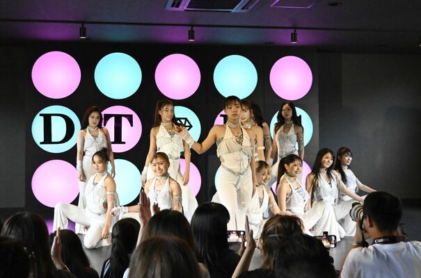 ダンスを披露する生徒たち