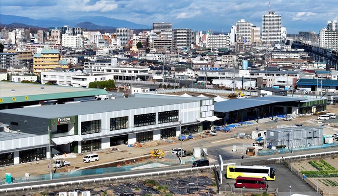 にぎわいエリアの整備が進む宇都宮市中央卸売市場。生活利便エリア(左)、食の専門店エリア(右奥)などに分かれている=10日午前、ドローンから