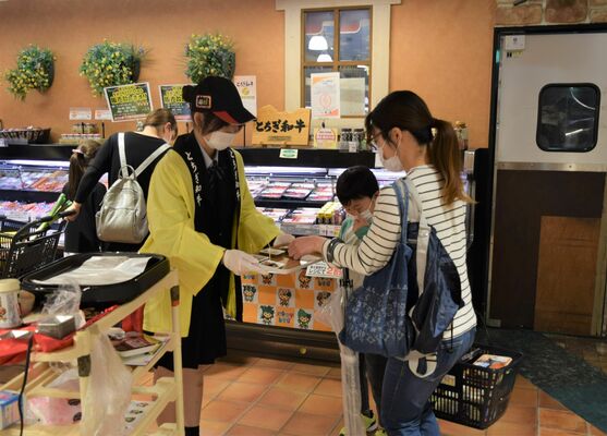 来店客にとちぎ和牛の試食を勧める鹿沼南高の生徒