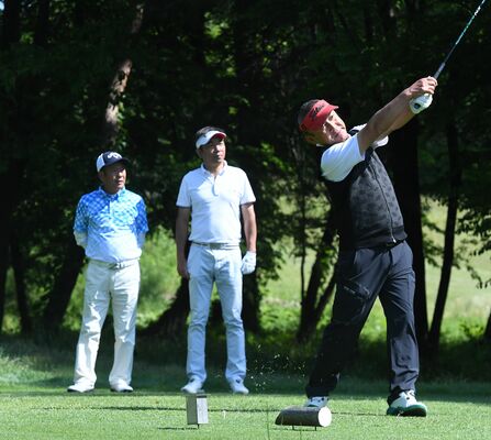 予選通過を目指して熱戦を展開する参加者＝西那須野ＣＣ