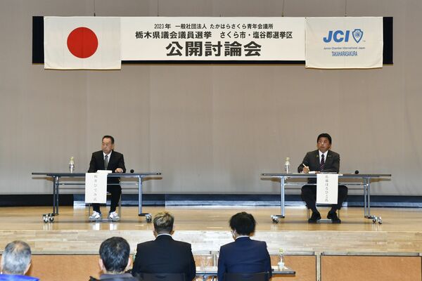 県議選さくら市・塩谷郡選挙区の立候補予定者４氏中、２氏が参加した公開討論会＝27日夜、さくら市桜野