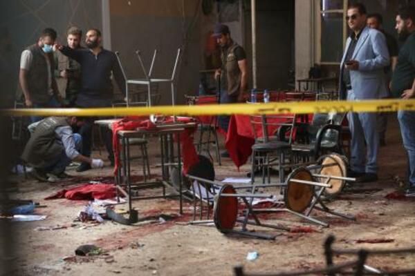 爆発が起きたシリアの首都ダマスカスの飲食店=2日(AP=共同)