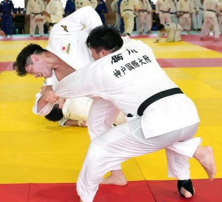 強化合宿で練習する柔道男子90キロ級の村尾三四郎(左)=天理大
