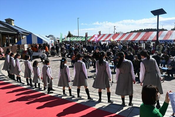 子どもたちの合唱で盛り上がる会場