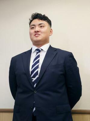 みずほペイペイドームの施設見学後、取材に応じる米スタンフォード大の佐々木麟太郎内野手=1日(代表撮影)