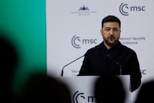 ミュンヘン安全保障会議で演説するウクライナのゼレンスキー大統領=14日、ドイツ・ミュンヘン(ゲッティ=共同)
