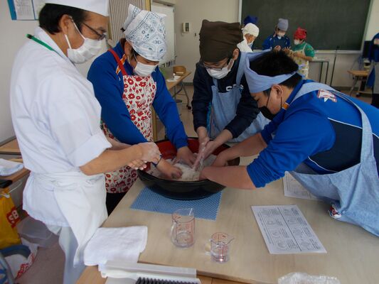 地元住民にそばの打ち方を習う那須中生徒たち