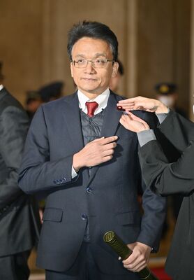 議員バッジを着けてもらう柏倉氏＝18日午前11時、国会、磯真奈美撮影