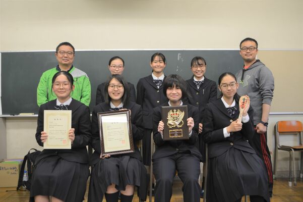 関東甲信越地区中学ディベート大会で初優勝を飾った佐野高付属中ディベート部