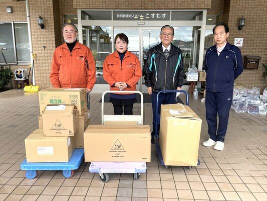 被災地の特別養護老人ホームに支援物資を届けた全国老施協の大山さん（左から２人目）＝１月30日、石川県能登町（全国老施協提供）