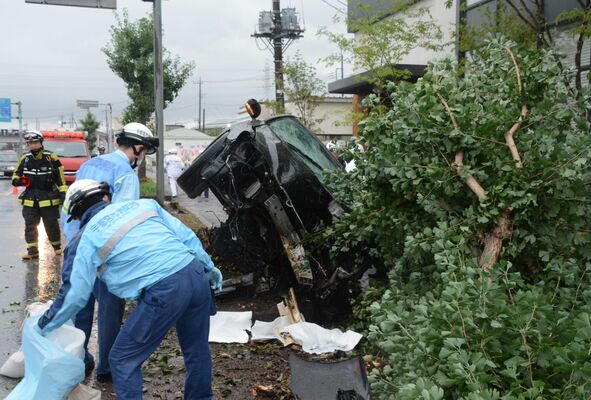 街路樹などに衝突した乗用車＝12日午後５時、宇都宮市石井町