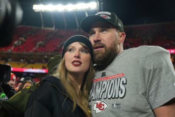 NFLの試合に勝利したトラビス・ケルシーさん(右)を祝福するテイラー・スウィフトさん=2025年1月、米ミズーリ州カンザスシティー(AP=共同)