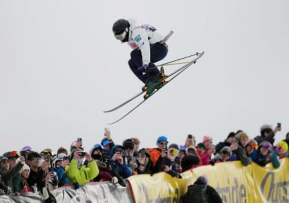 　決勝でエアを決める松浦透磨＝コッパーマウンテン（共同）