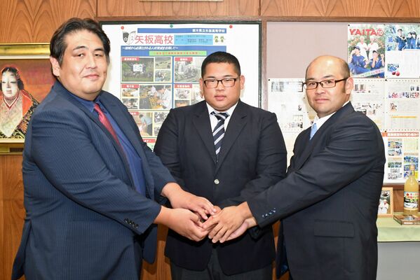 二子山部屋入りが決まった矢板高時代の生田目（中央）。左は二子山親方＝２０１９年９月