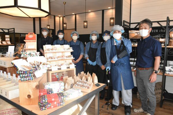 久遠チョコレート栃木那須野店の従業員と中村社長（右）