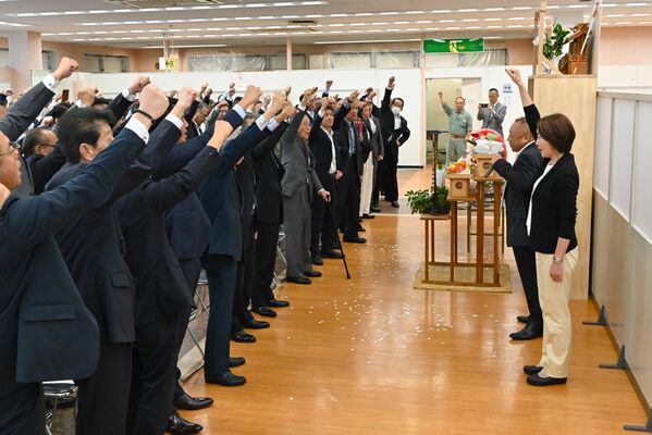 「頑張ろう三唱」で気勢を上げる出席者＝１１日午前、足利市南町
