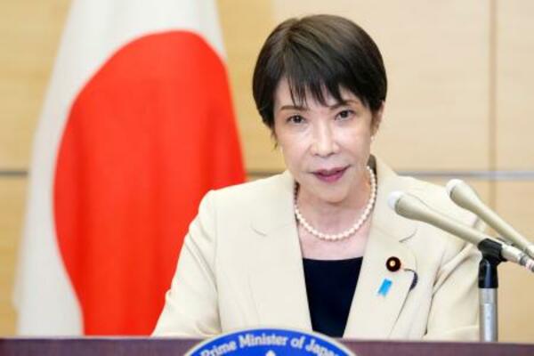 報道陣の取材に応じる高市首相=25日午後、首相官邸