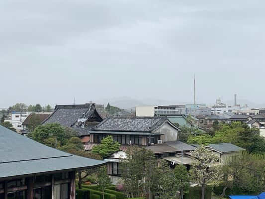 午前９時に視程が９キロとなった宇都宮市内。遠くの山々がかすんでいる＝18日午前10時半