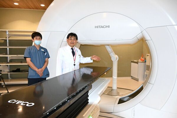 新たに導入された「オクスレイ」と放射線治療科の川口部長（右）