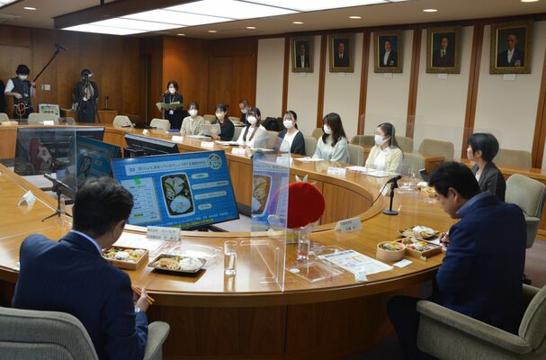 弁当の開発に関わった宇都宮大生らが同席して行われた試食会
