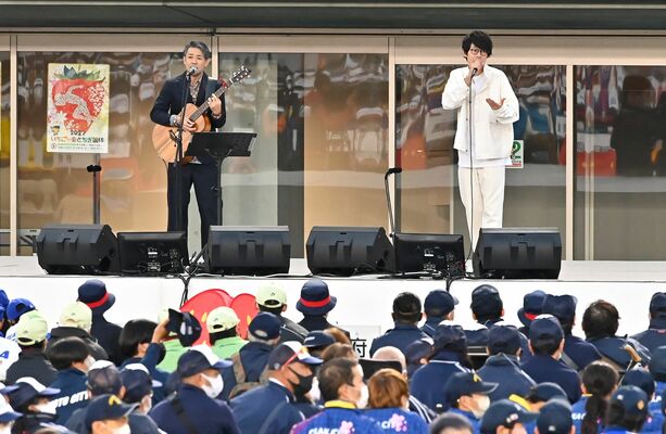 ファイナルステージで歌唱を披露する河口恭吾さん（左）と川崎鷹也さん＝午後４時35分