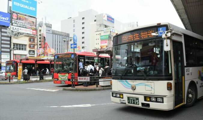 ＪＲ宇都宮駅西口に停留する関東自動車の路線バス