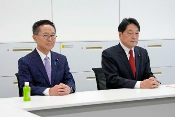 会談に臨む国民民主党の古川税調会長(左)と自民党の小野寺税調会長=16日午後、国会