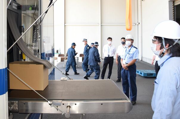訓練で爆発物とみられる不審物（左）を検査する横浜税関宇都宮出張所の職員ら＝17日午後２時５分、宇都宮市下桑島町