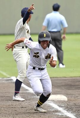 ５回、石橋・鈴木の犠飛で三走・杉浦がタッチアップ＝エイジェックスタジアム、鈴木久崇撮影