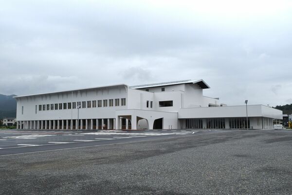 外壁全面に白系のタイルが施された新庁舎。晴れれば建物奥に高原山が見える