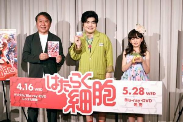 　イベントに登場した（左から）武内英樹監督、加藤諒、マイカ・ピュ＝１４日、東京都港区