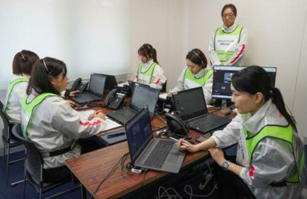 大規模災害時の安否不明者に関する電話対応訓練で、手順を確認する民間企業のスタッフ=14日午前10時11分、徳島県美馬市