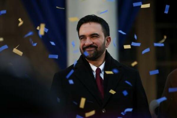 　１日、ニューヨークでの就任式で演説し、笑顔を見せるマムダニ市長（ＡＰ＝共同）