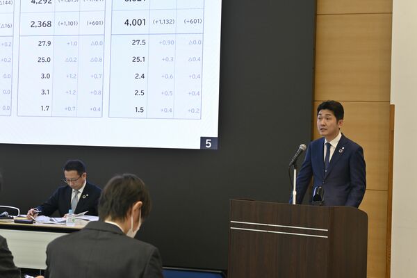決算内容や今後の取り組みを説明する中澤社長（右）＝18日午前、東京都内
