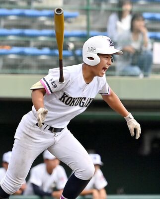 ７回、国学栃木の星野が右前に勝ち越しの適時打を放つ＝県営