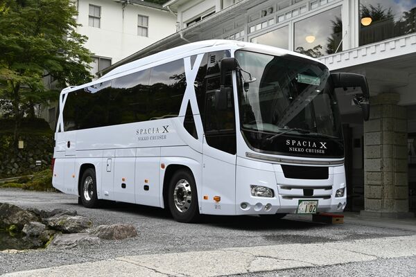 新たに運行を始めるハイグレード貸し切りバス「スペーシアＸニッコウクルーザー」＝15日午後、日光市